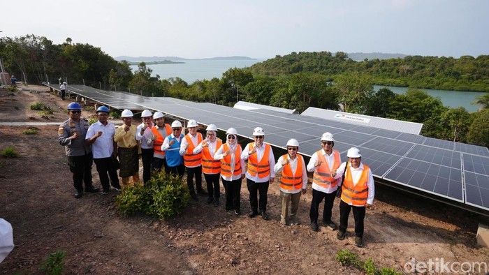 PLTS Pulau Sembur, Kelurahan Galang Baru, Batam, mulai beroperasi dan menyediakan listrik 24 jam bagi warga.