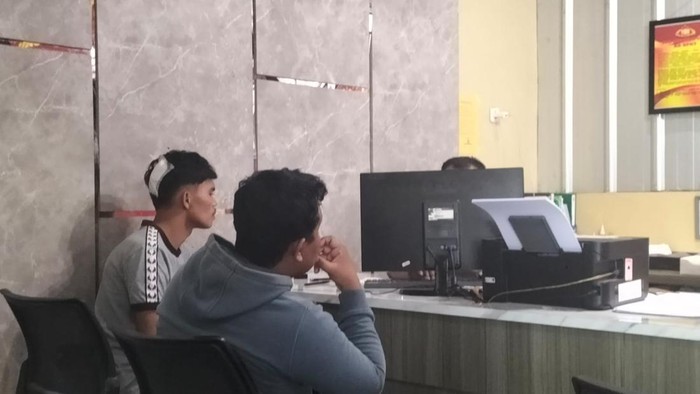 Pemuda di Palembang saat melapor ke polisi usai dianiaya.