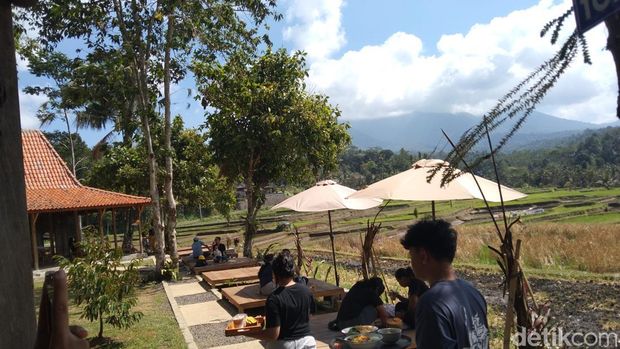 Suasana pengunjung di Hanaloka Cafe, Desa Wongaya Gede, Kecamatan Penebel, Tabanan saat hari libur Maulid Nabi, Selasa (25/8/2026).
