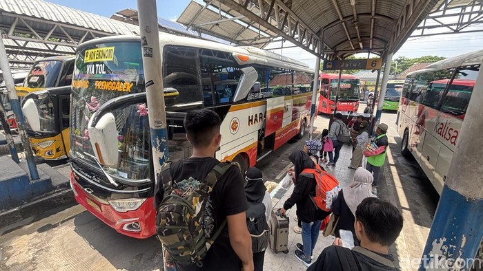 Penumpang di Terminal Purabaya