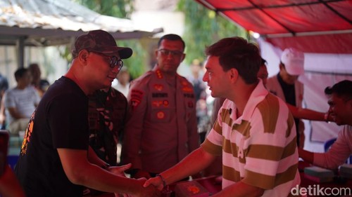 Penyerahan bantuan kebakaran dari Sapo Development yang merupakan investor The Mandalika untuk korban kebakaran di Kampung Adat Sade.