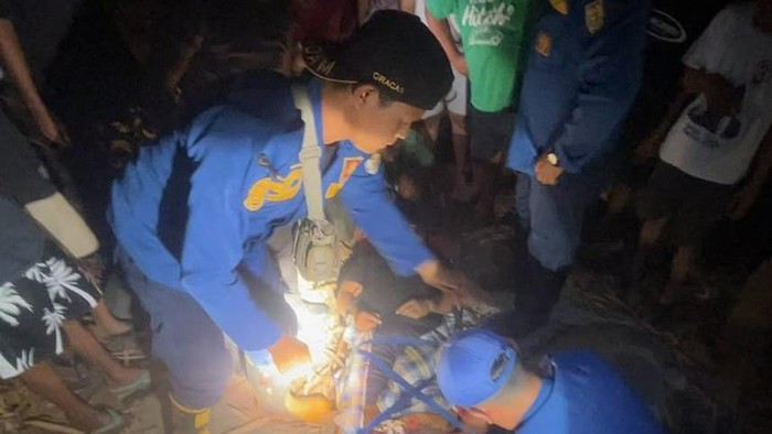 Petugas Damkar Boyolali dan warga mengevakuasi korban yang terperosok jatuh ke jurang, Selasa (25/8/2026).