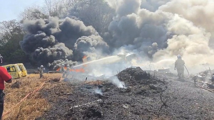 Petugas Damkar Kota Semarang saat memadamkan ban kebakar di KIC, Kecamatan Ngaliyan, Selasa (25/8/2026).