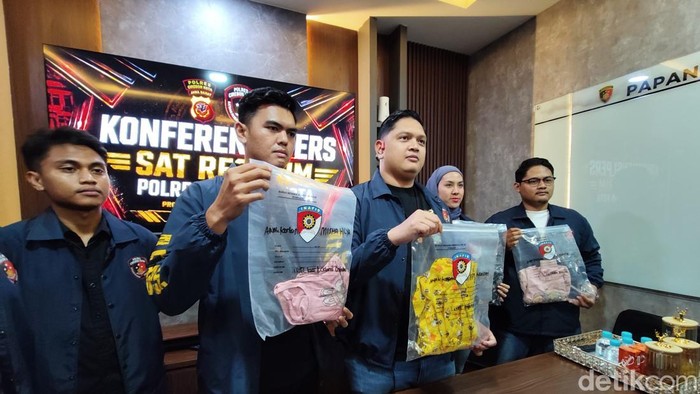 Petugas kepolisian saat menunjukkan barang bukti berupa pakaian korban dalam kasus dugaan perbuatan cabul yang dilakukan pedagang cimin berinisial US