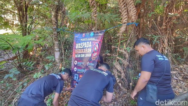 Petugas saat memberikan sosialisasi di kawasan hutan Gunung Patuha, di Area Sunan Ibu, Kawah Putih Petugas saat memberikan sosialisasi di kawasan hutan Gunung Patuha, di Area Sunan Ibu, Kawah Putih