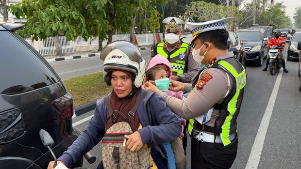 Polda Riau turun membagikan ribuan masker untuk mencegah paparan asap karhutla di Kota Pekanbaru, Selasa (25/8/2026).