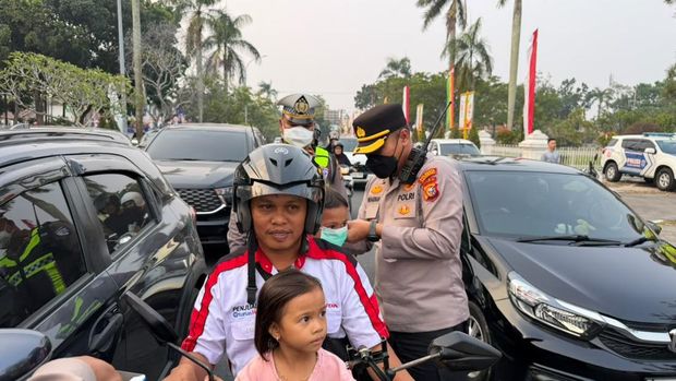 Polda Riau turun membagikan ribuan masker untuk mencegah paparan asap karhutla di Kota Pekanbaru, Selasa (25/8/2026).