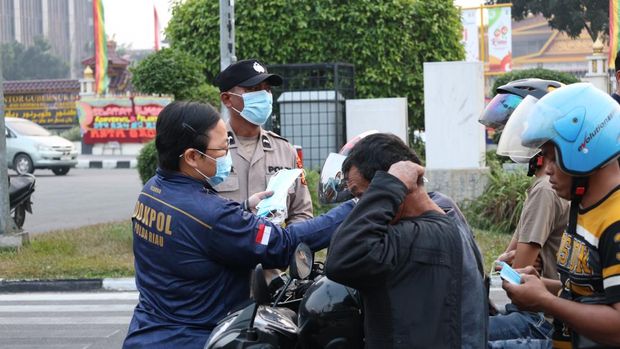 Polda Riau turun membagikan ribuan masker untuk mencegah paparan asap karhutla di Kota Pekanbaru, Selasa (25/8/2026).