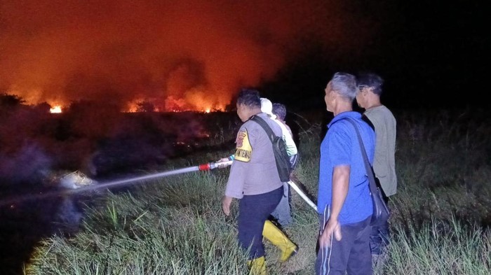 Polisi dan masyarakat melakukan upaya pemadaman karhutla di Desa Sponjen Muaro Jambi