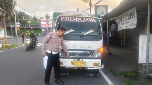 Polisi melakukan olah TKPkecelakaan di Simpang Tiga Padangkerta, Karangasem, Bali, Selasa (25/8/2026). (Foto: Dok. Satlantas Polres Karangasem)