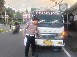 Pemotor Perempuan Patah Tulang Usai Hantam Truk di Karangasem