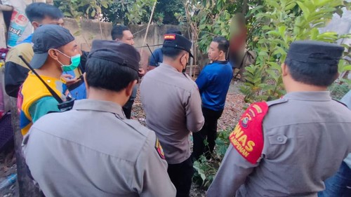 Polisi melakukan olah TKP pria asal Bali yang tewas gantung diri di pohon jambu dekat rumah mantan istrinya di Mataram, Selasa (25/8/2026). (Foto: Dok. Polresta Mataram)