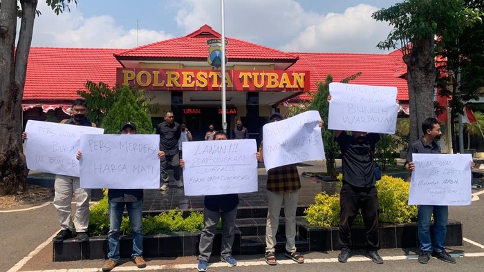 Wartawan Tuban demo di mapolresta setempat karena dugaan intimidasi