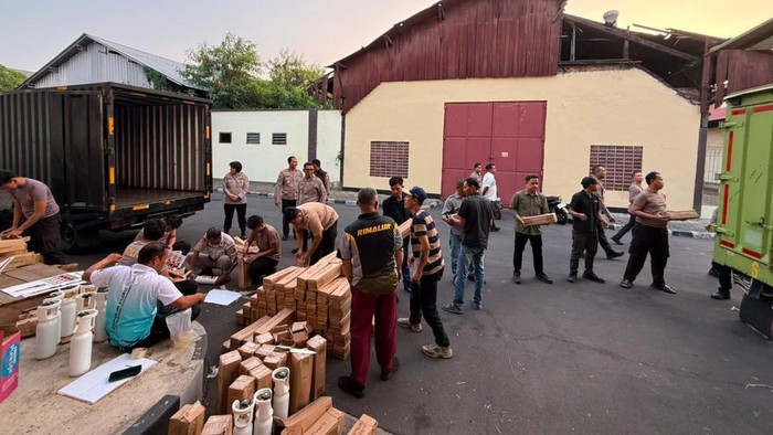 Polri mengirimkan bantuan logistik, peralatan pemadaman, hingga ribuan tabung oksigen untuk mendukung penanganan kebakaran hutan dan lahan (karhutla) di Kalimantan dai Sumatra.