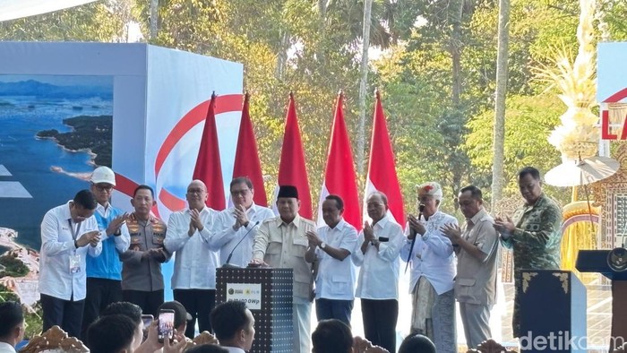 Presiden Prabowo Subianto meresmikan groundbreaking Program Pembangkit Listrik Tenaga Surya (PLTS) 100 GWp (Firda  Cynthia Anggrainy/detikcom)