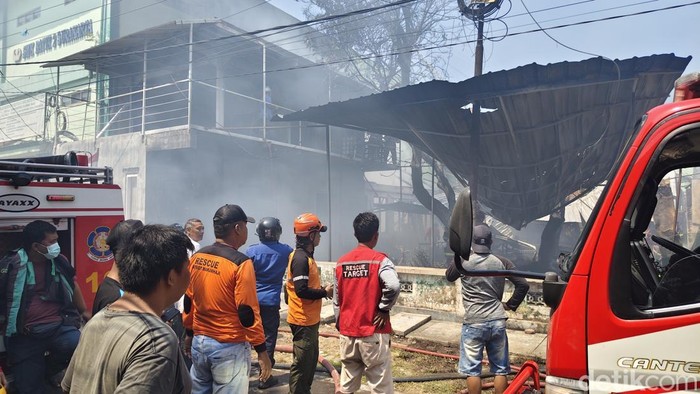Proses pemadaman api yang melalap  rumah produksi sofa di Pajang, Laweyan, Selasa (25/8/2026)