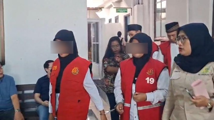 Kedua terdakwa, KK dan RR usai menjalani sidang di PN Surabaya