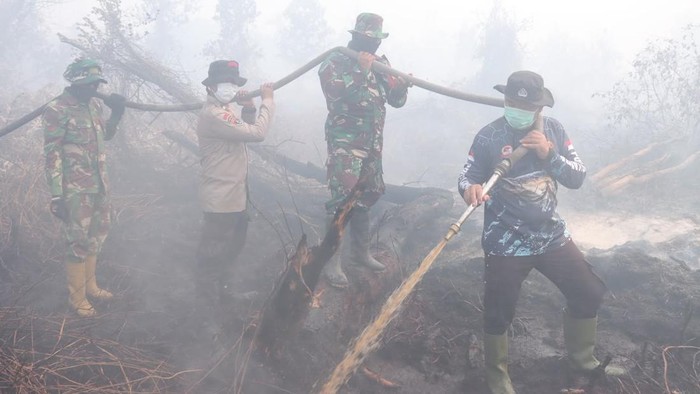 Ratusan personel gabungan intensifkan pendinginan karhutla di Kampar, hotspot sisa 2 titik
