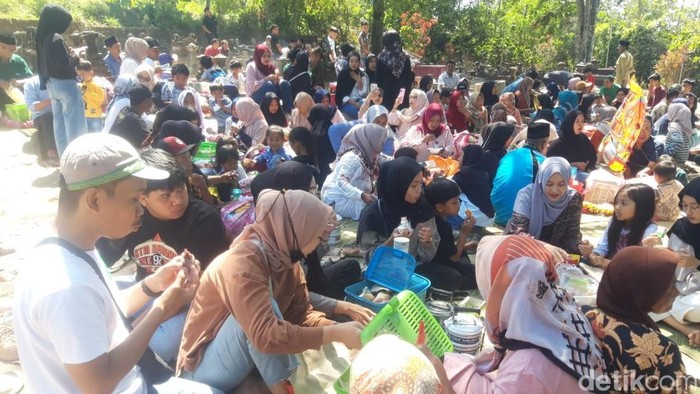 Ratusan warga mengikuti tradisi Sadrnan Maulid Nabi Muhammad SAW, di makam Mlambong, Sruni, Musuk, Boyolali Selasa (25/8/2026).
