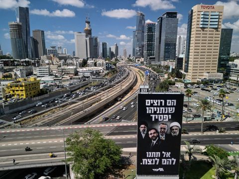 Reklame 'musuh Netanyahu' mejeng di Tel Aviv jelang pemilu Israel pada Oktober tahun ini (REUTERS/Amir Cohen)