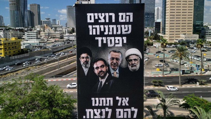 Reklame musuh Netanyahu mejeng di Tel Aviv jelang pemilu Israel pada Oktober tahun ini (REUTERS/Amir Cohen)