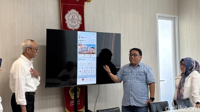 Rektor dan Warek Untag Surabaya memaparkan inovasi aplikasi Owly Quest untuk maba.