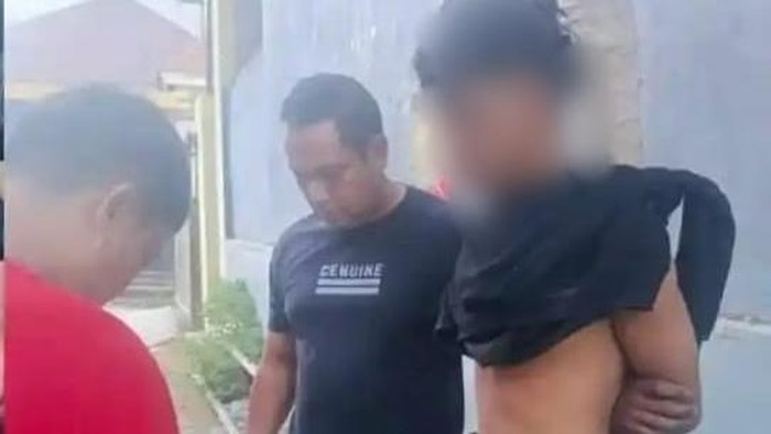 Remaja pria berinisial R (20) kepergok mencuri handphone (HP) di indekos di Kota Makassar.