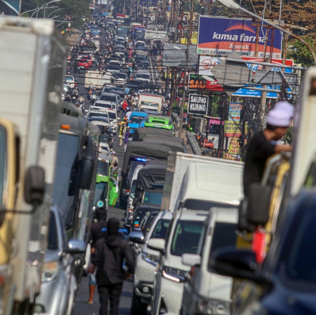 Ribuan Kendaraan Padati Jalur Wisata Puncak