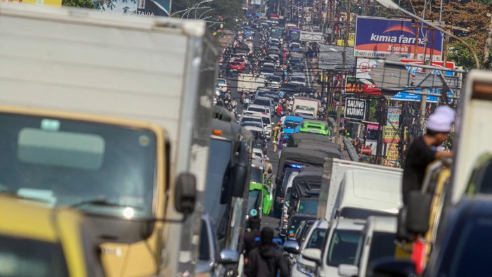 Kendaraan memadati jalur wisata Puncak saat pemberlakuan sistem satu arah (one way) di Cisarua, Kabupaten Bogor, Jawa Barat, Selasa (25/8/2026). Satlantas Polres Bogor mencatat 8.689 kendaraan menuju Puncak dan 6.352 kendaraan melintas dari Puncak menuju Jakarta pada pukul 00.00–07.00 WIB selama libur Maulid Nabi Muhammad SAW, kepolisian memberlakukan sistem satu arah secara situasional untuk mengurai kepadatan. ANTARA FOTO/Yulius Satria Wijaya/kye