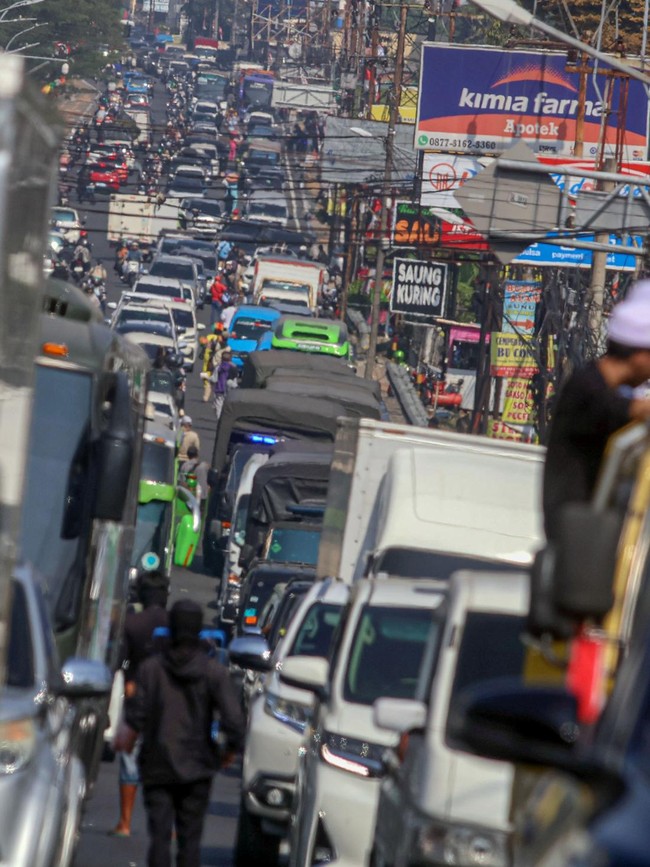 Ribuan Kendaraan Padati Jalur Wisata Puncak