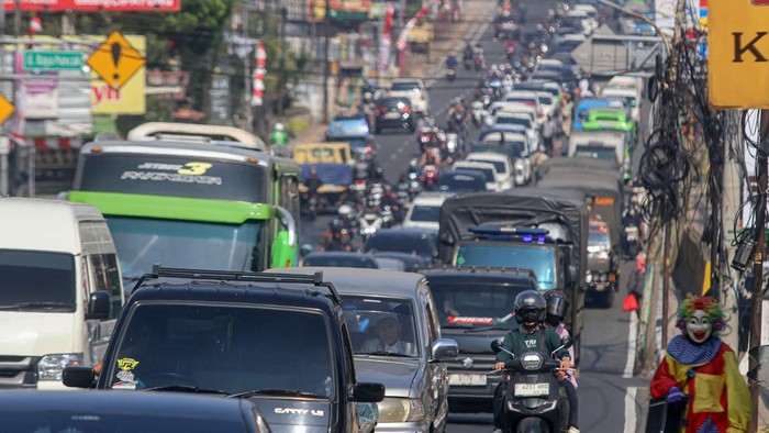 Kendaraan memadati jalur wisata Puncak saat pemberlakuan sistem satu arah (one way) di Cisarua, Kabupaten Bogor, Jawa Barat, Selasa (25/8/2026). Satlantas Polres Bogor mencatat 8.689 kendaraan menuju Puncak dan 6.352 kendaraan melintas dari Puncak menuju Jakarta pada pukul 00.00–07.00 WIB selama libur Maulid Nabi Muhammad SAW, kepolisian memberlakukan sistem satu arah secara situasional untuk mengurai kepadatan. ANTARA FOTO/Yulius Satria Wijaya/kye