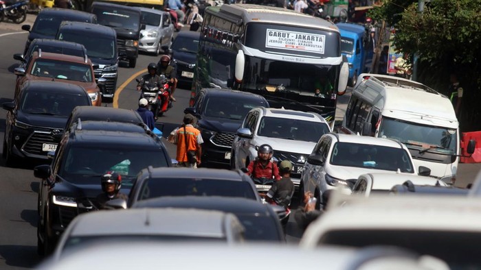 Kendaraan memadati jalur wisata Puncak saat pemberlakuan sistem satu arah (one way) di Cisarua, Kabupaten Bogor, Jawa Barat, Selasa (25/8/2026). Satlantas Polres Bogor mencatat 8.689 kendaraan menuju Puncak dan 6.352 kendaraan melintas dari Puncak menuju Jakarta pada pukul 00.00–07.00 WIB selama libur Maulid Nabi Muhammad SAW, kepolisian memberlakukan sistem satu arah secara situasional untuk mengurai kepadatan. ANTARA FOTO/Yulius Satria Wijaya/kye