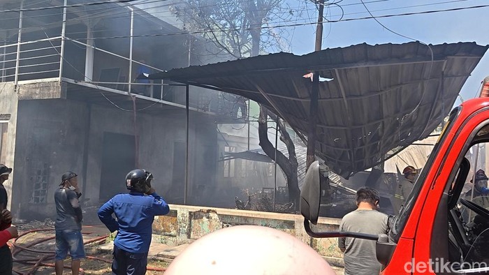 Rumah produksi sofa di Laweyan, Solo, terbakar, Selasa (25/8/2026).