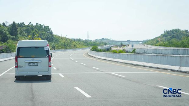 Sebuah mobil melintasi Jalan Tol Ibu Kota Nusantar (IKN), menghubungkan Kota Balikpapan dengan Kawasan Inti Pusat Pemerintahan (KIPP) Nusantara di Kalimantan Timur, Jumat (14/8/2026). Sebuah mobil melintasi Jalan Tol Ibu Kota Nusantar (IKN), menghubungkan Kota Balikpapan dengan Kawasan Inti Pusat Pemerintahan (KIPP) Nusantara di Kalimantan Timur, Jumat (14/8/2026). (CNBC Indonesia/Tias Budiarto)