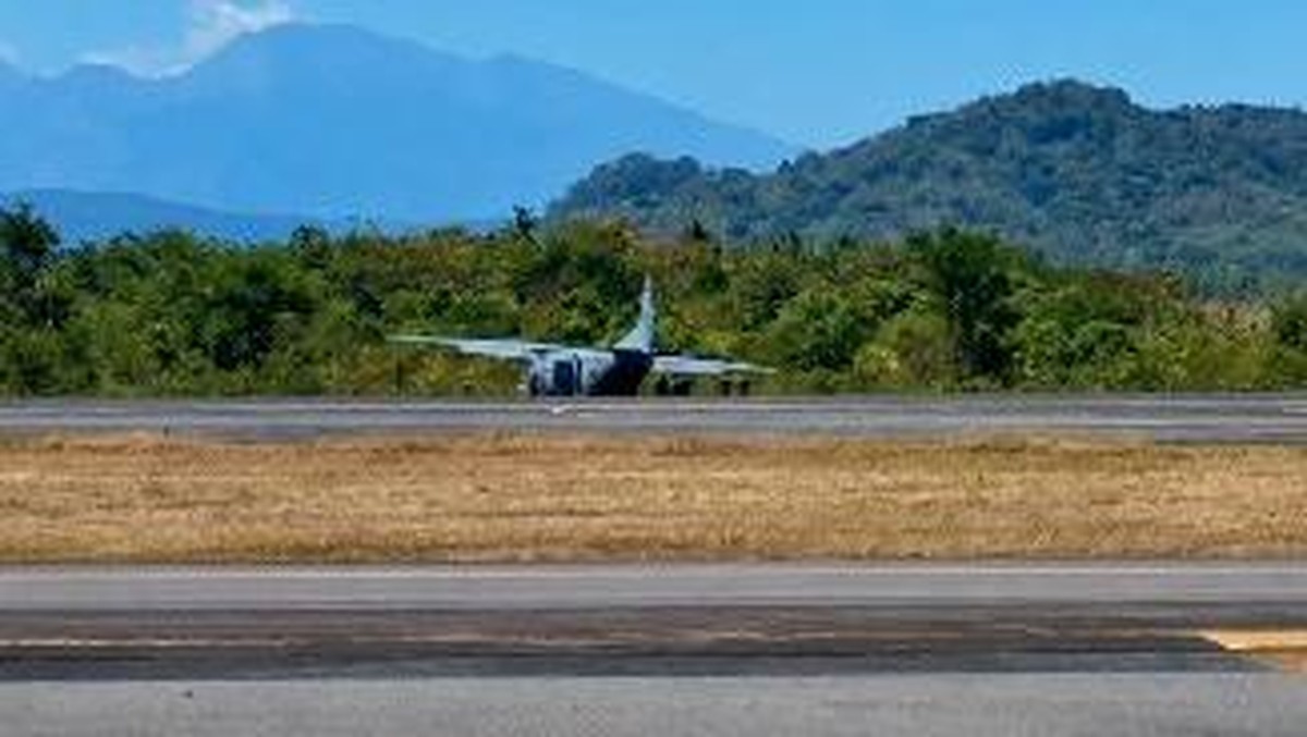 Pesawat Cassa TNI AL Tergelincir Saat Mendarat di Bandara Sultan Hasanuddin, Awak Selamat