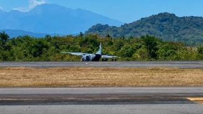 Sebuah pesawat diduga CASSA milik TNI tergelincir di kawasan Bandara Sultan Hasanuddin.