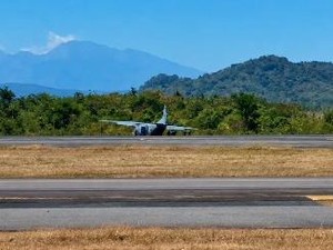 Pesawat Cassa TNI AL Tergelincir di Bandara Sultan Hasanuddin gegara Ban Pecah