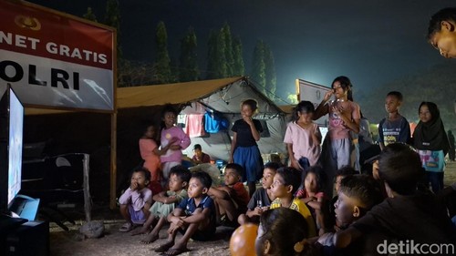 Sejumlah anak tampak antusias menonton TV di pos pengungsian Lapangan Berdikari Danga, Kabupaten Nagekeo, NTT, Selasa (25/8/2026). (Foto:Yufengki Bria/detikBali)