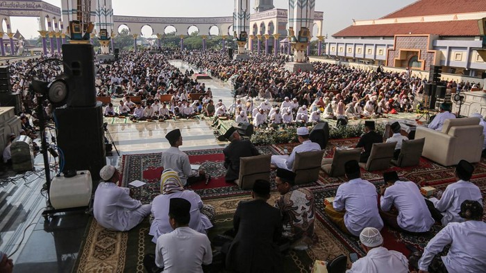 Sejumlah umat Islam berdoa bersama dalam Haflah 2026 Maulidurrasul di Masjid Agung Jawa Tengah (MAJT), Semarang, Jawa Tengah, Selasa (25/8/2026). Kegiatan kajian dan selawat yang dihadiri ribuan umat Islam dari berbagai daerah di Jawa Tengah tersebut digelar Remaja Islam Masjid Agung Jawa Tengah (RISMAJT) untuk memperingati Maulid Nabi Muhammad SAW 1448 Hijriah. ANTARA FOTO/Makna Zaezar/kye