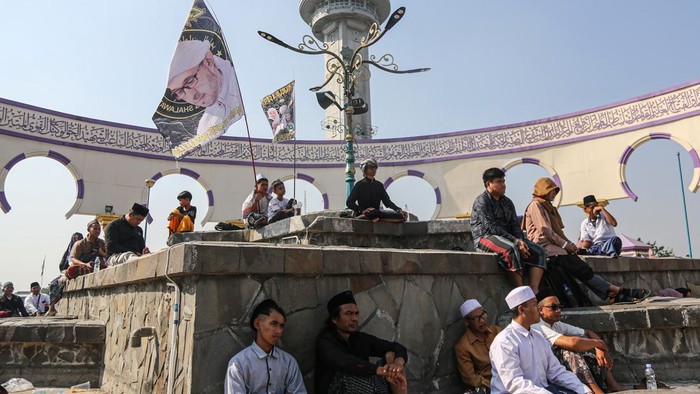 Semarak Maulid Nabi, Ribuan Umat Padati Masjid Agung Jateng Sejumlah umat Islam berdoa bersama dalam Haflah 2026 Maulidurrasul di Masjid Agung Jawa Tengah (MAJT), Semarang, Jawa Tengah, Selasa (25/8/2026). Kegiatan kajian dan selawat yang dihadiri ribuan umat Islam dari berbagai daerah di Jawa Tengah tersebut digelar Remaja Islam Masjid Agung Jawa Tengah (RISMAJT) untuk memperingati Maulid Nabi Muhammad SAW 1448 Hijriah. ANTARA FOTO/Makna Zaezar/kye