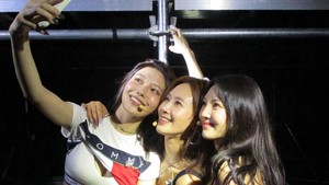Ketika Lowkey in Love dibawakan di festival musik, banyak yang berharap HyoRiSoo bakal mempromosikan lagu itu. Katanya enak banget! (Foto: dok. Instagram @sooyoungchoi)