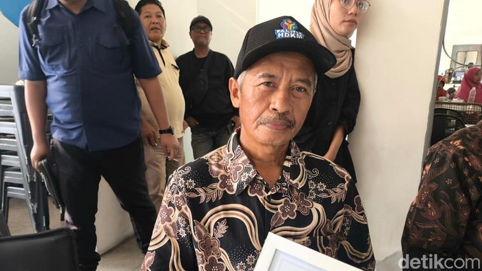 Soleh, buruh tani di Kuningan yang sekolahkan anak hingga sarjana