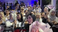 Syahrini enjoy menyapa para penggemarnya. Ibu satu anak itu asyik meladeni para penggemarnya untuk foto bersama. Foto: Instagram @princessyahrini