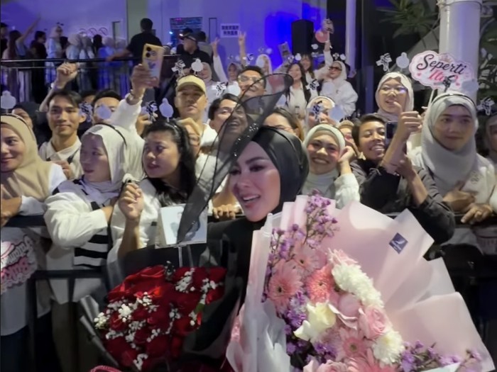 Syahrini comeback
