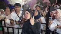 Waktu terakhir tampil itu kan di 30 tahun, sekarang di 36, dan kebetulan juga aku 6 tahun gak berkarya, jadi pas aja gitu ya tahun ini. Ya memang kita harus percaya semua masa ada waktunya, semua waktu ada masanya, kata Syahrini di Daan Mogot, Jakarta Barat, Selasa (24/8/2026) malam. Foto: Instagram @princessyahrini