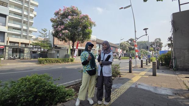 Kustia dan Zaina memilih mengabadikan tabebuya nan berkemaran di area Kemang, Jaksel, Selasa (25/8/2026).