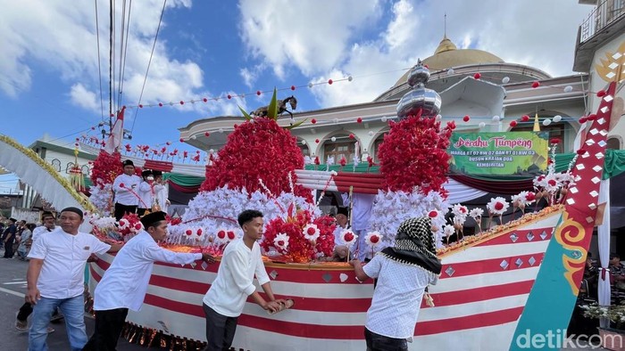 Tradisi Endog-Endogan Desa Kembiritan, Kecamatan Genteng, Banyuwangi sambut Maulid Nabi