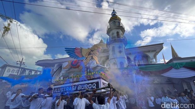 Tradisi Endog-Endogan Banyuwangi Tradisi Endog-Endogan Desa Kembiritan, Kecamatan Genteng, Banyuwangi sambut Maulid Nabi