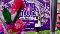 Bupati Banyuwangi Ipuk Fiestiandani menyampaikan apresiasi tinggi kepada pemerintah desa dan seluruh elemen masyarakat Kembiritan yang konsisten merawat warisan leluhur tersebut di tengah arus modernisasi.