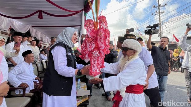 Tradisi Endog-Endogan Desa Kembiritan, Kecamatan Genteng, Banyuwangi sambut Maulid Nabi Buapti Ipuk saat menyaksikan Tradisi Endog-Endogan Desa Kembiritan, Kecamatan Genteng, Banyuwangi sambut Maulid Nabi